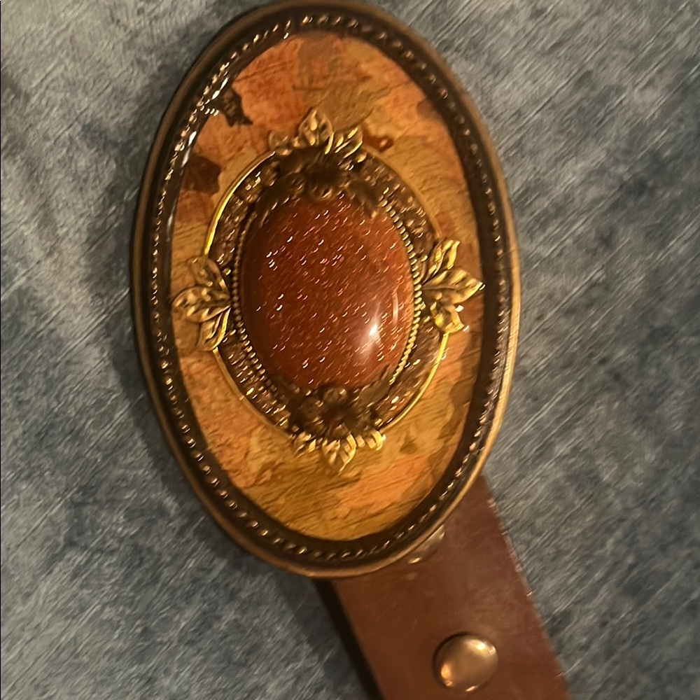 Filigree embossed brown Leather Belt with two interchangeable belt buckles - Picture 8 of 16